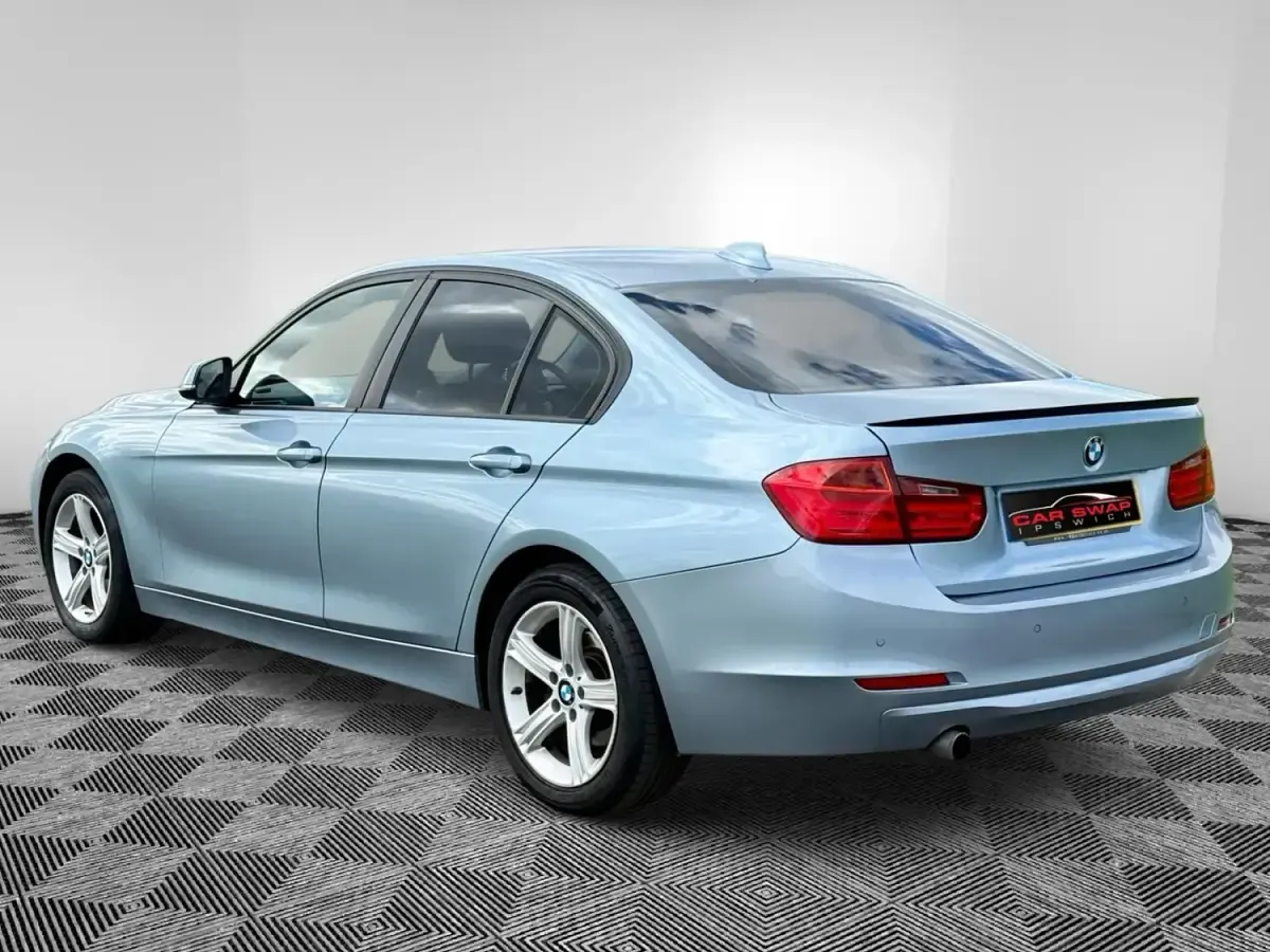 Begagnad BMW 318 143 HK (105 kW) 2013 Blå Sedan