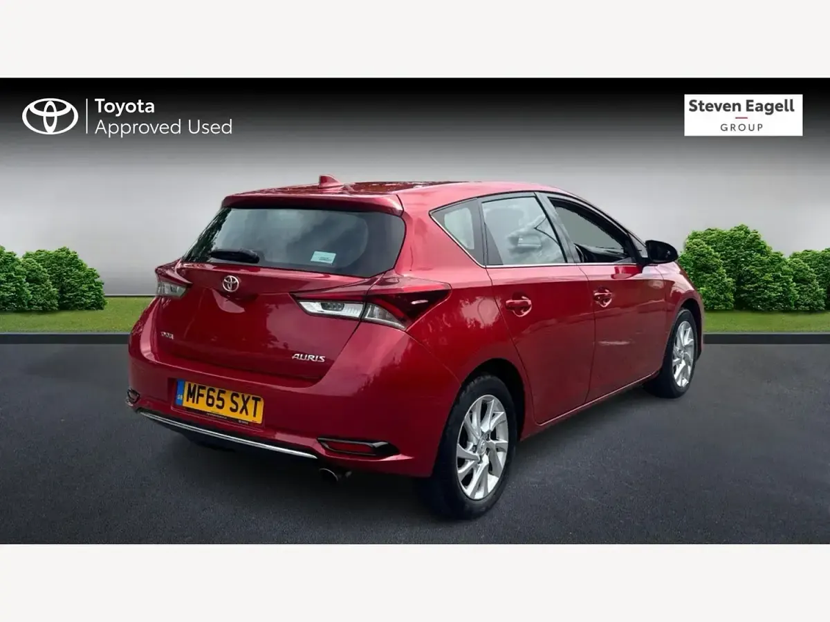 Used Toyota Auris 116 HP (85 kW) 2015 Red Hatchback