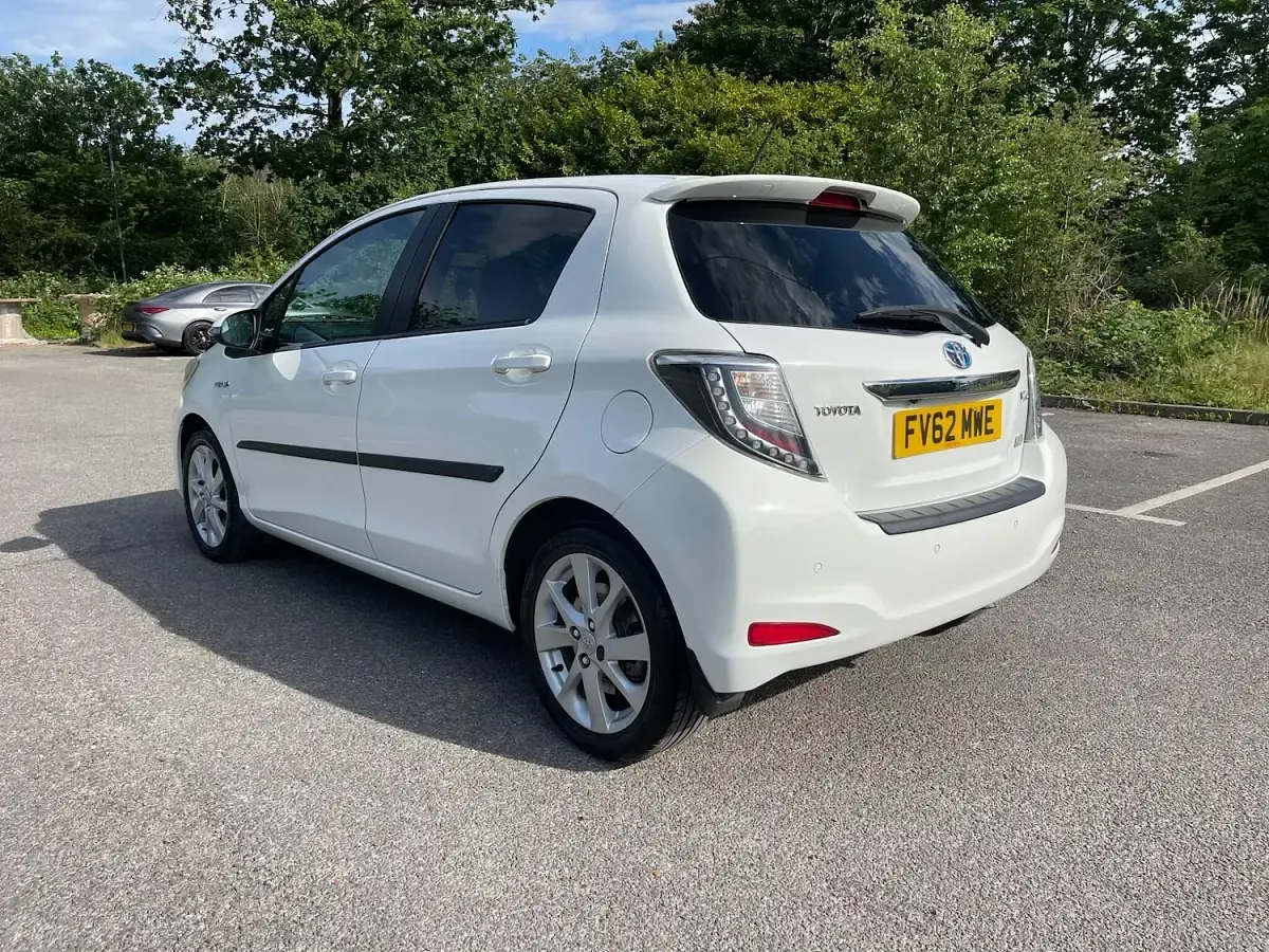 Used Toyota Yaris Hybrid 2012 White Hatchback