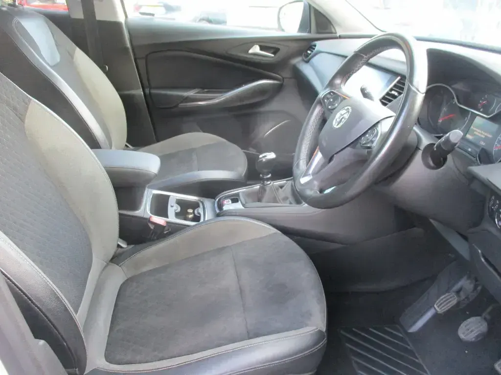 Used Vauxhall Grandland X Sport 120 HP (88 kW) 2018 White SUV