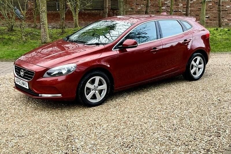 Used Volvo V40 SE 150 HP (110 kW) 2013 Red Hatchback