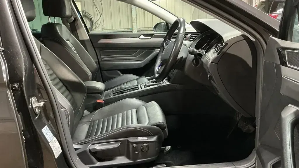 Used VW Passat GTE 218 HP (160 kW) 2020 Grey Estate