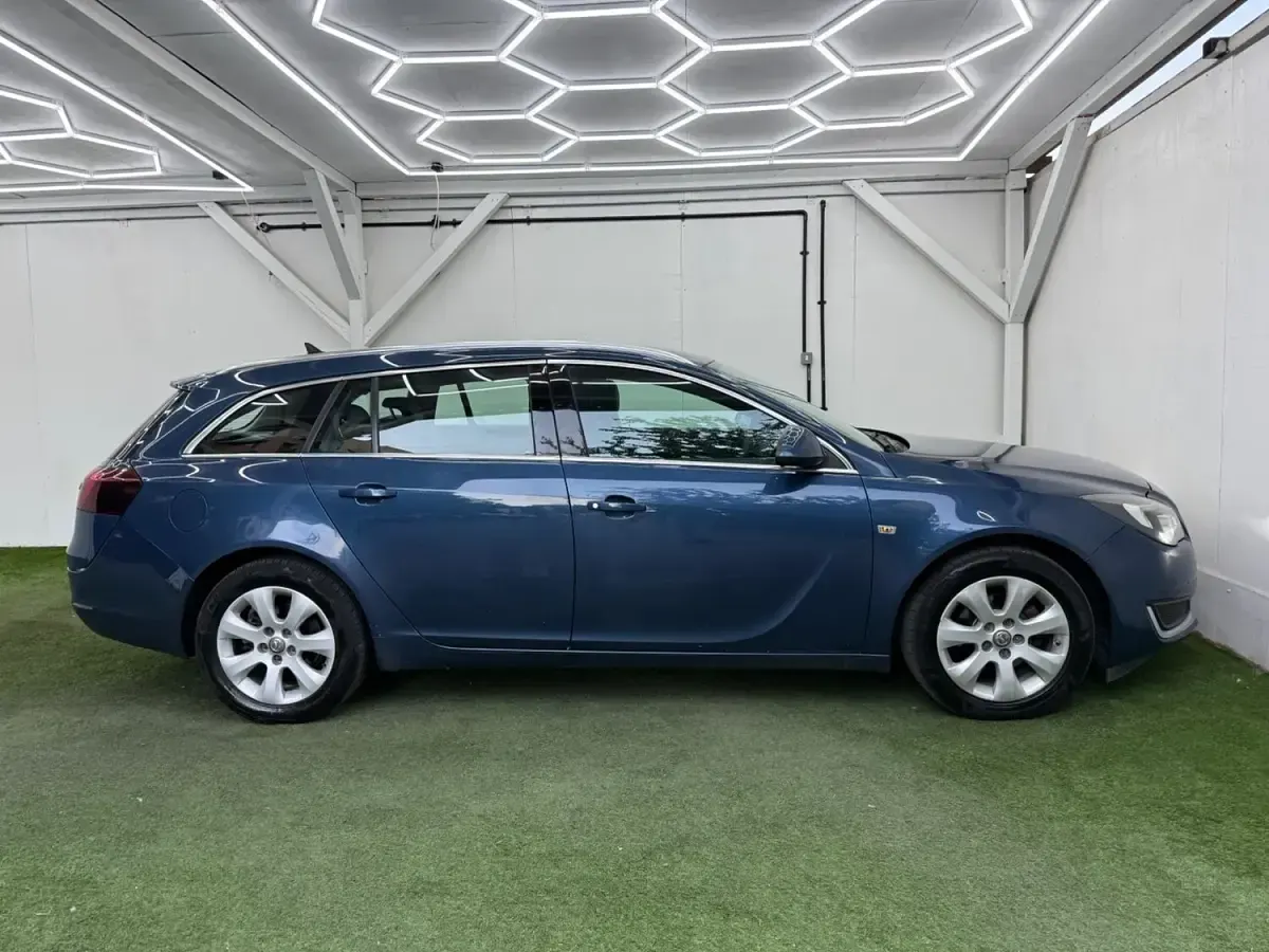 Used Vauxhall Insignia 136 HP (100 kW) 2015 Blue Estate