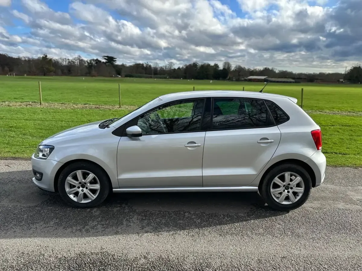 Usado VW Polo Match 70 HP (51 kW) 2012 Prateado Citadino