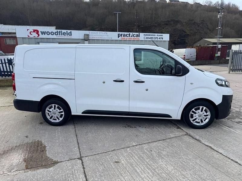 Used Vauxhall Vivaro 100 HP (73 kW) 2019 White MPV