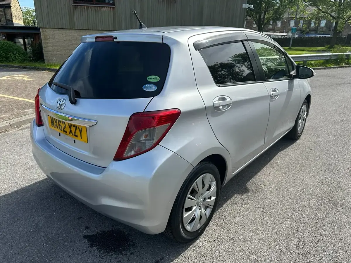Used Toyota Yaris 99 HP (72 kW) 2012 Silver Hatchback