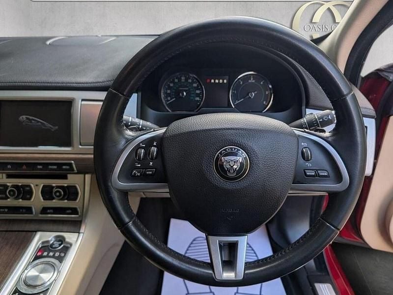 Begagnad Jaguar XF Luxury 2014 Röd Sedan