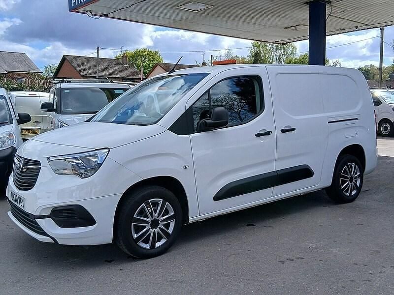 Used Vauxhall Combo Sportive 100 HP (73 kW) 2020 White MPV