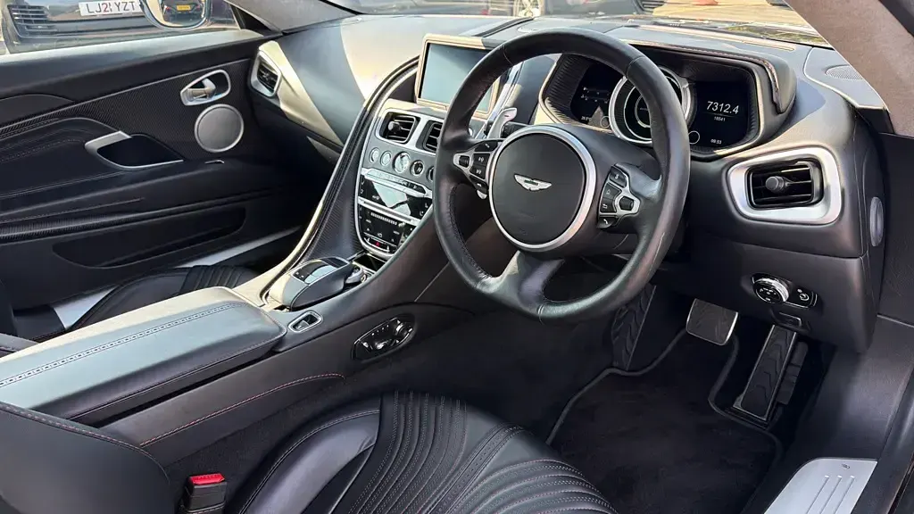 Used Aston Martin DB11 503 HP (369 kW) 2018 Red Coupe