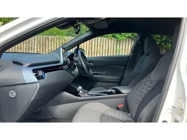 Second-hand Toyota C-HR Design 122 CP (89 kW) 2021 Alb SUV