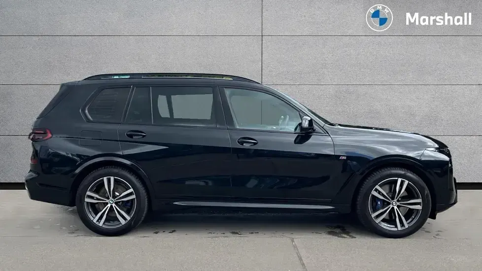 New BMW X7 M Sport 352 HP (258 kW) 2026 Black sapphire SUV