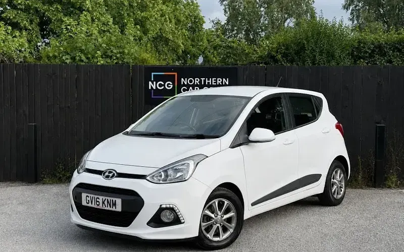 Used Hyundai i10 Premium 66 HP (48 kW) 2015 White Hatchback