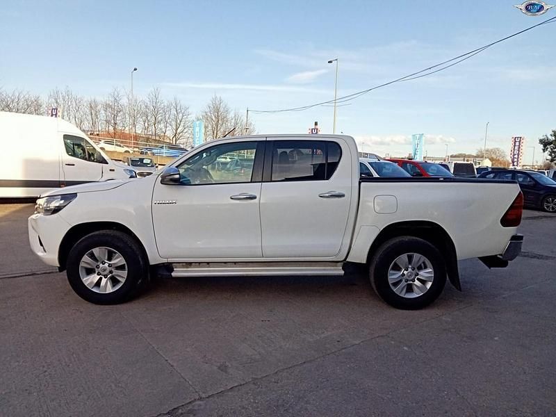 Used Toyota HiLux 150 HP (110 kW) 2017 White Pickup