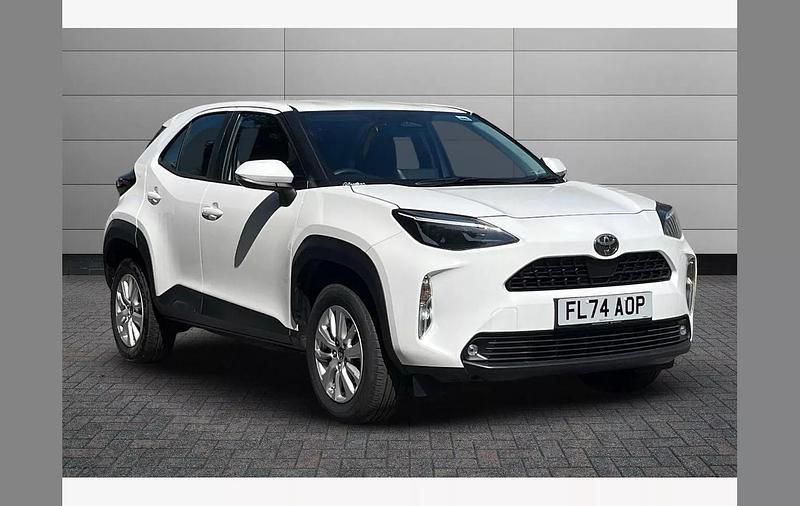 White Used 2024 Toyota Yaris Cross SUV | £23,250 (Fair price) - Image 1/3