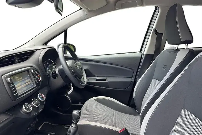 Usado Toyota Yaris 111 HP (81 kW) 2020 Prateado Citadino