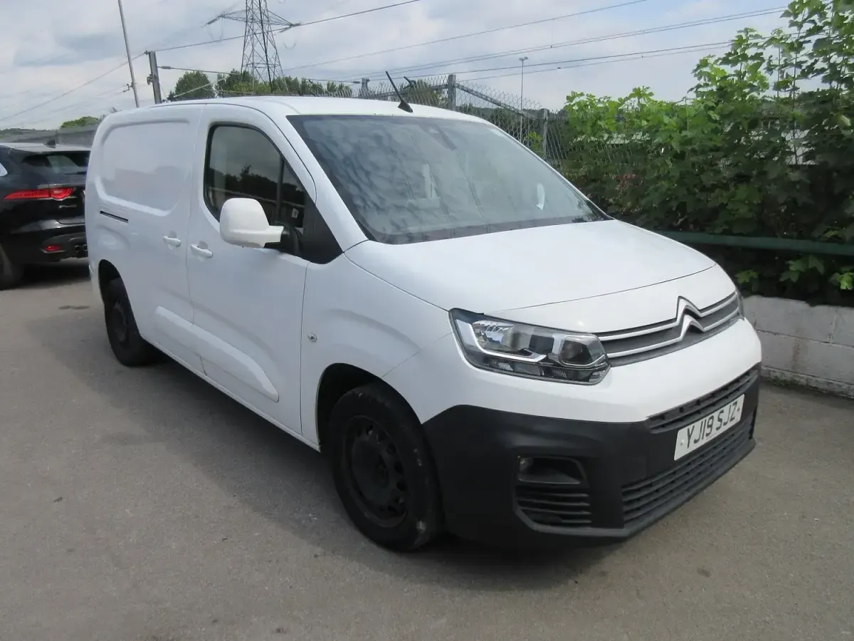 Used Citroën Berlingo Start 100 HP (73 kW) 2019 White MPV