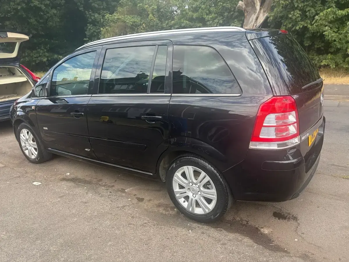 Used Vauxhall Zafira Design Edition 115 HP (84 kW) 2012 Black MPV
