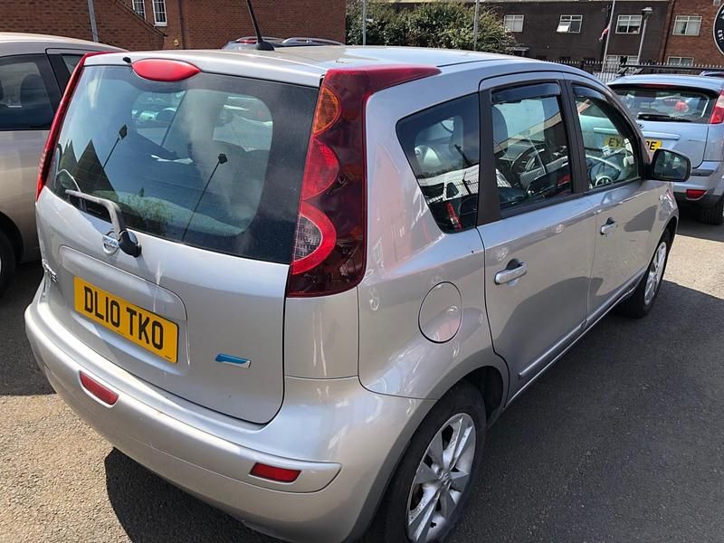Używany Nissan Note Acenta 88 KM (64 kW) 2010 Srebrny Hatchback