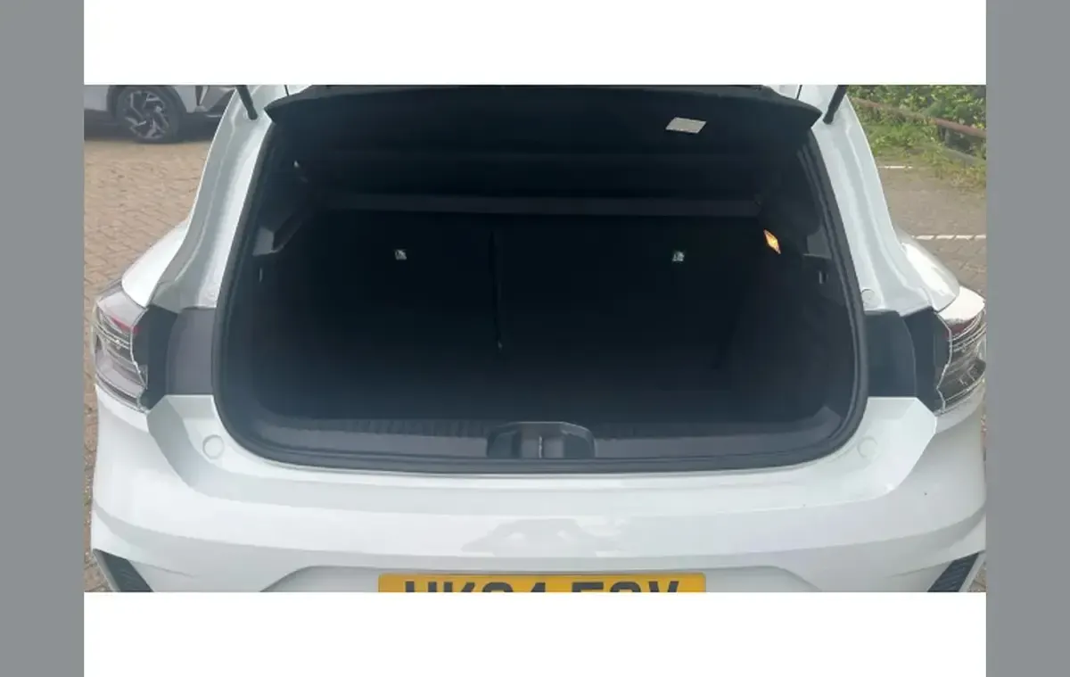 Used Renault Clio V Evolution 140 HP (102 kW) 2024 White Hatchback