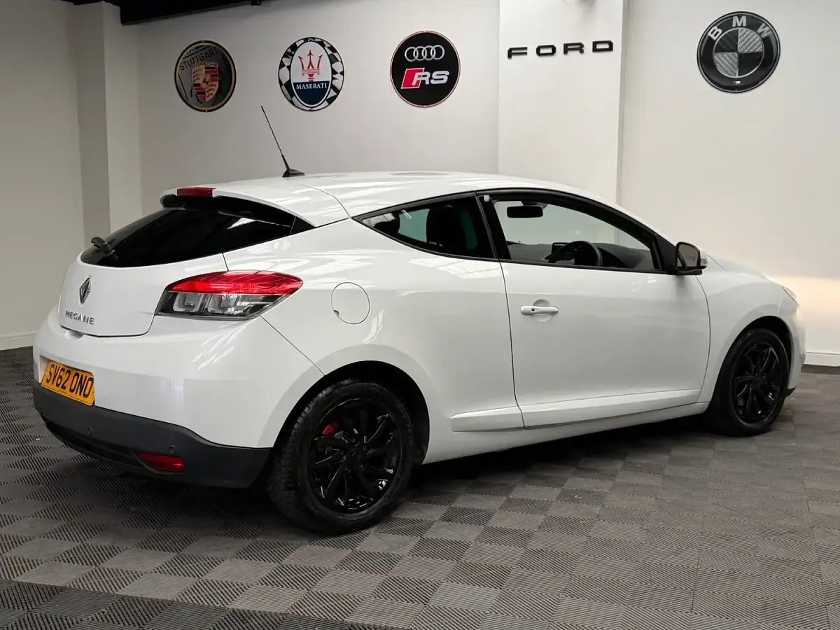 Used Renault Mégane Coupé Dynamique 110 HP (80 kW) 2012 White Coupe