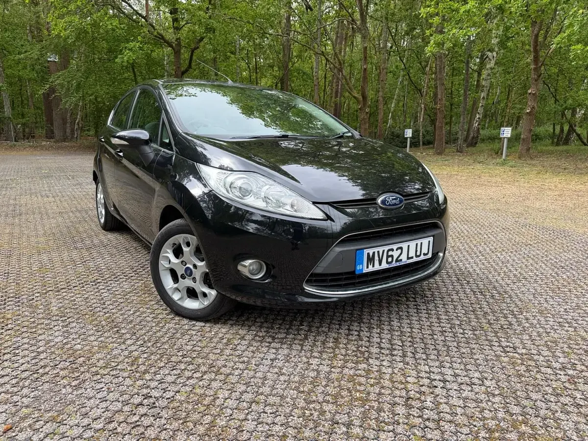 Usado Ford Fiesta Zetec 96 HP (70 kW) 2012 Preto Citadino