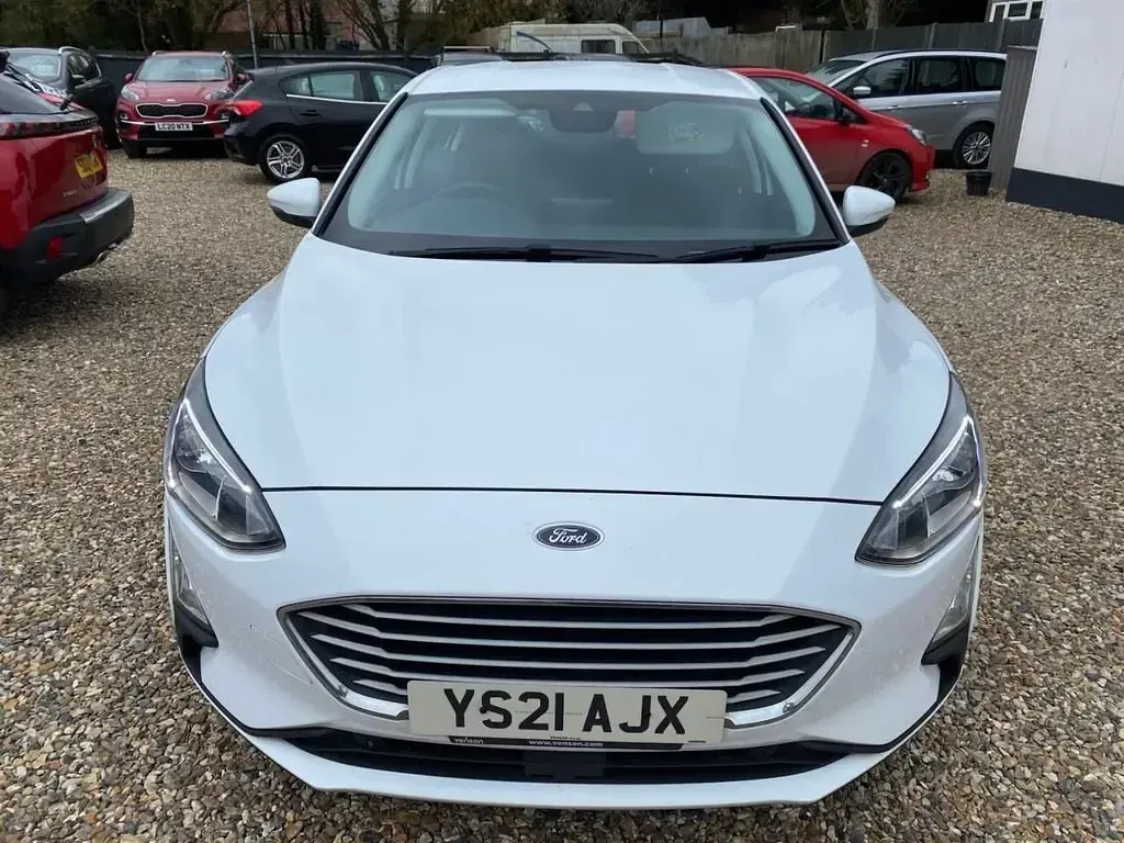 Begagnad Ford Focus Zetec 120 HK (88 kW) 2021 Vit Halvkombi