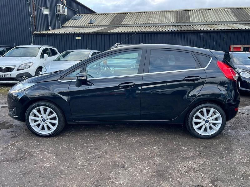 Begagnad Ford Fiesta Titanium 2015 Svart Halvkombi