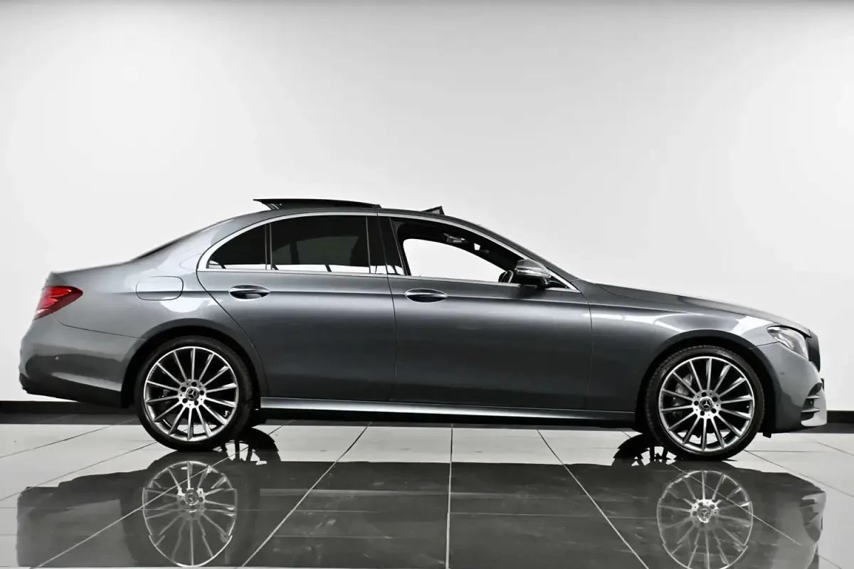 Gebraucht Mercedes E220 AMG Line Premium 194 PS (142 kW) 2018 Grau Limousine