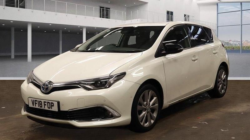 Used Toyota Auris Hybrid 136 HP (100 kW) 2018 White Hatchback