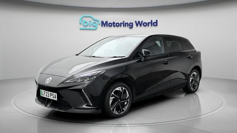 Begagnad MG MG4 EV Trophy 319 kW (435 HK) 2023 Svart Halvkombi