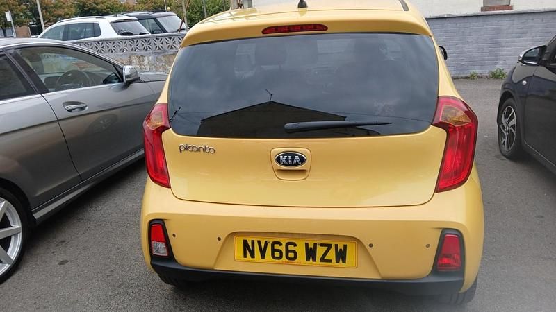 Second-hand Kia Picanto 65 CP (47 kW) 2017 Galben Hatchback