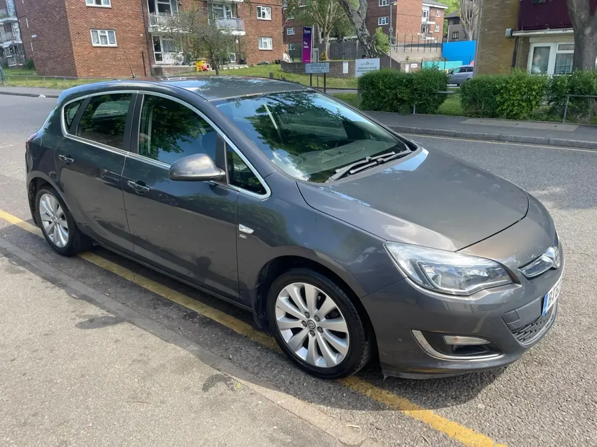 Usado Vauxhall Astra 2013 Gris Utilitario