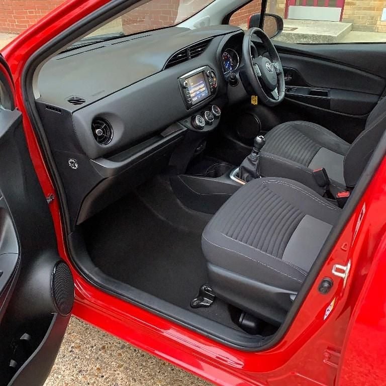 Usado Toyota Yaris Design 2017 Vermelho Citadino