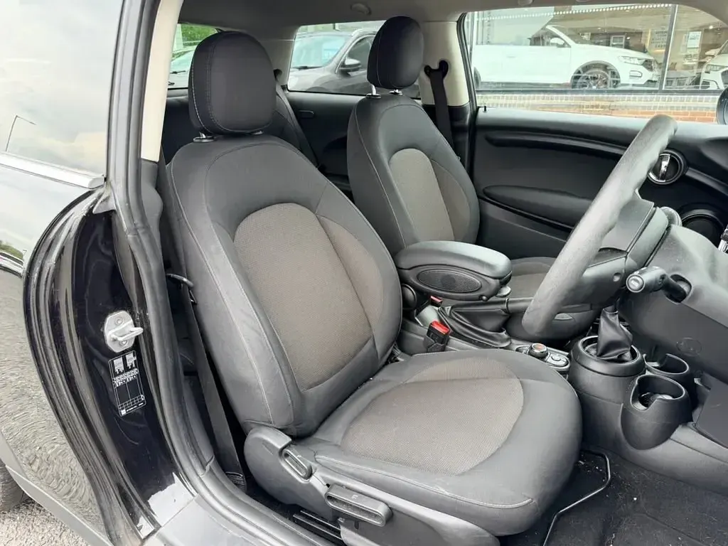 Usado Mini Cooper Classic 136 CV (100 kW) 2019 Negro Utilitario