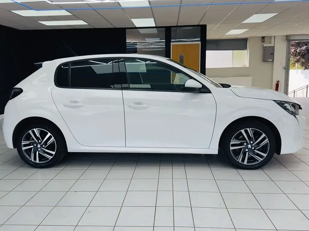 Used Peugeot 208 Allure Premium 100 HP (73 kW) 2021 White Hatchback