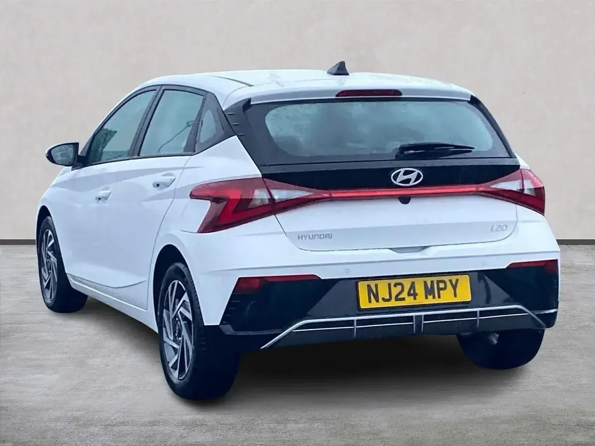 Used Hyundai i20 Advanced 100 HP (73 kW) 2024 White Hatchback