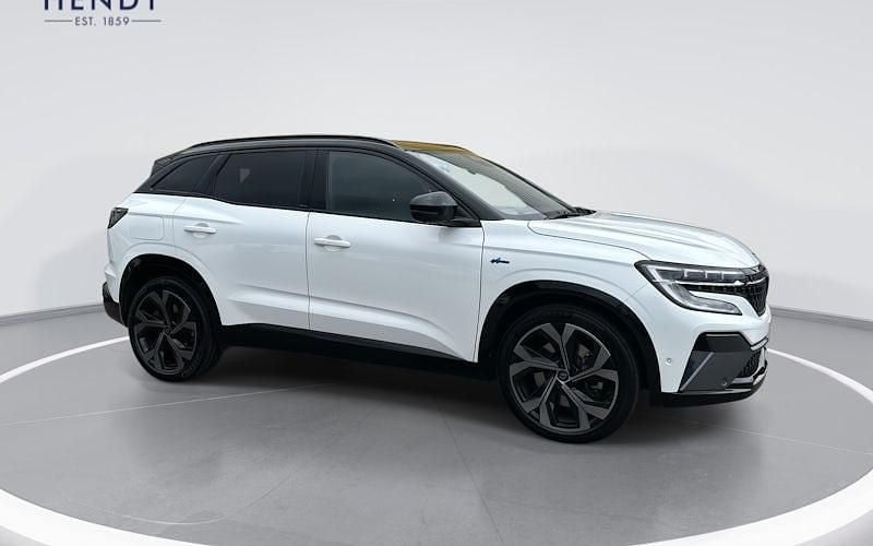 White/black Used 2023 Renault Austral Iconic Esprit Alpine SUV | £24,899 (Fair price) - Image 1/4