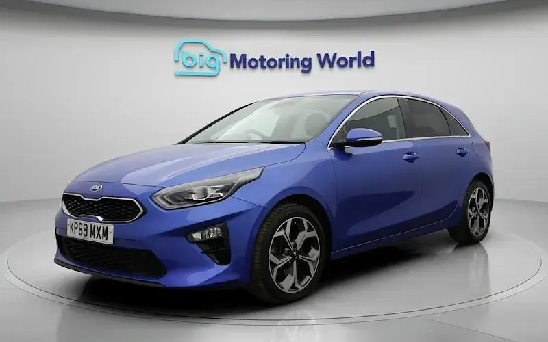 Usado Kia Ceed 140 HP (102 kW) 2019 Azul Citadino