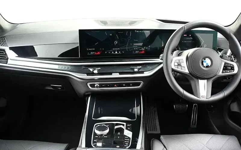 Nouă BMW X7 M Sport 381 CP (280 kW) 2026 SUV