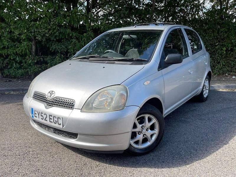 Silver Used 2002 Toyota Yaris Hatchback | £2,499 (Fair price) - Image 1/4