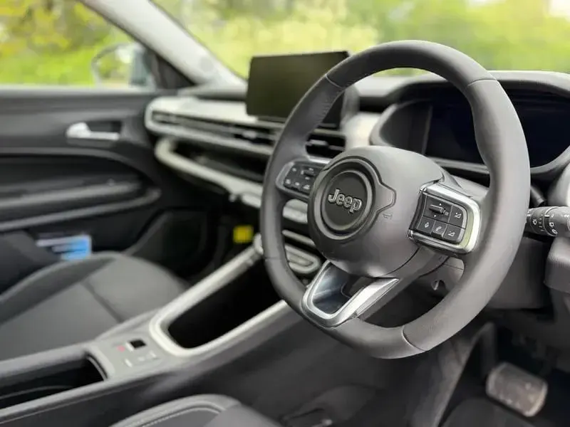 Begagnad Jeep Avenger Summit 114 kW (156 HK) 2025 Grå SUV