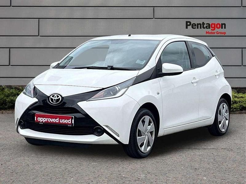 Used Toyota Aygo X-play 69 HP (50 kW) 2017 White Hatchback