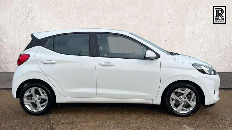 Used Hyundai i10 SE 67 HP (49 kW) 2023 White Hatchback