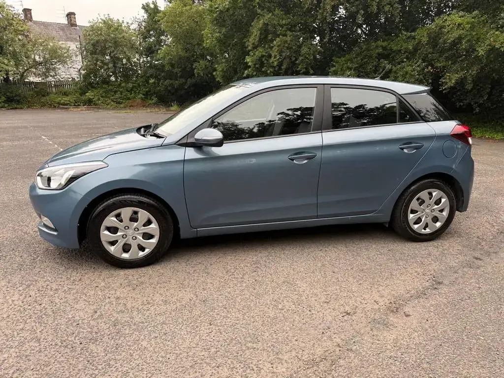 Used Hyundai i20 84 HP (61 kW) 2017 Blue Hatchback