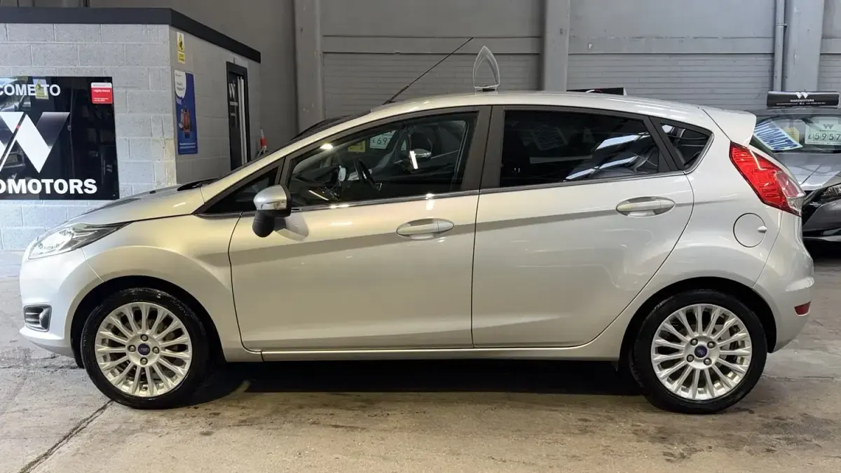 Used Ford Fiesta Titanium 125 HP (91 kW) 2014 Silver Hatchback