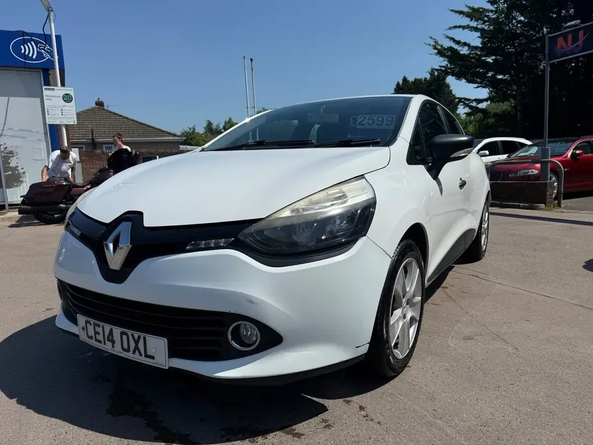 Used Renault Clio Expression+ 90 HP (66 kW) 2014 White Hatchback