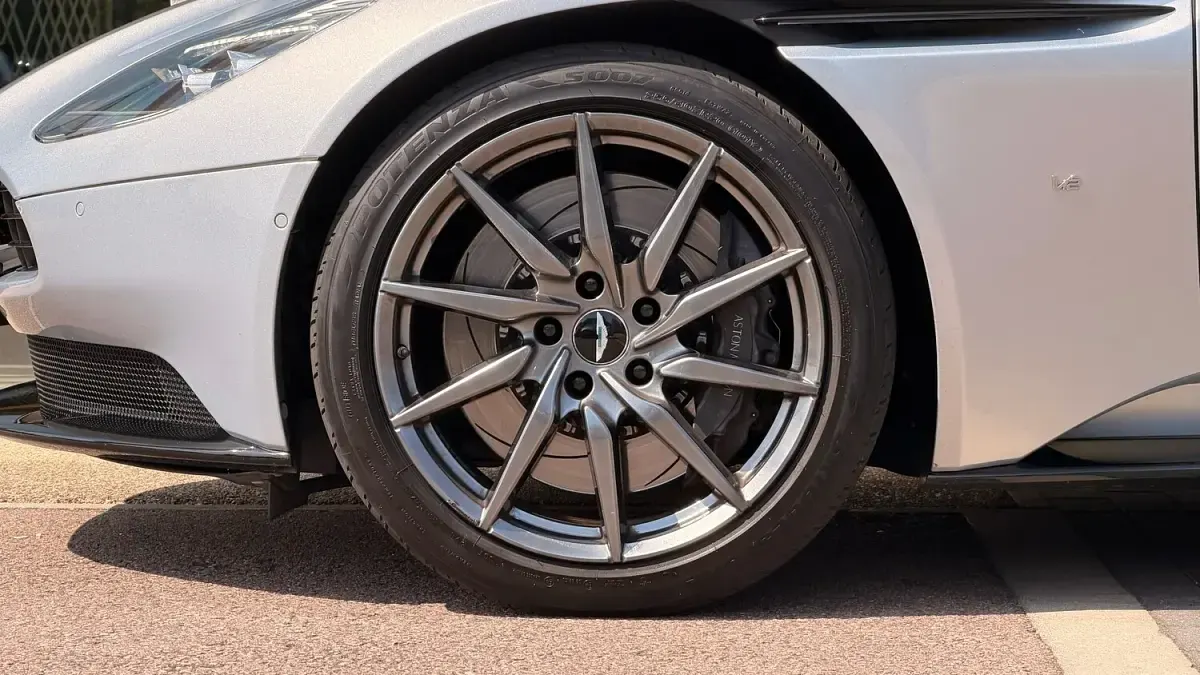 Used Aston Martin DB11 600 HP (441 kW) 2017 Silver Coupe