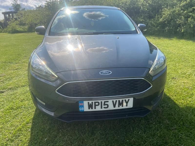 Używany Ford Focus Zetec 115 KM (84 kW) 2015 Szary Hatchback