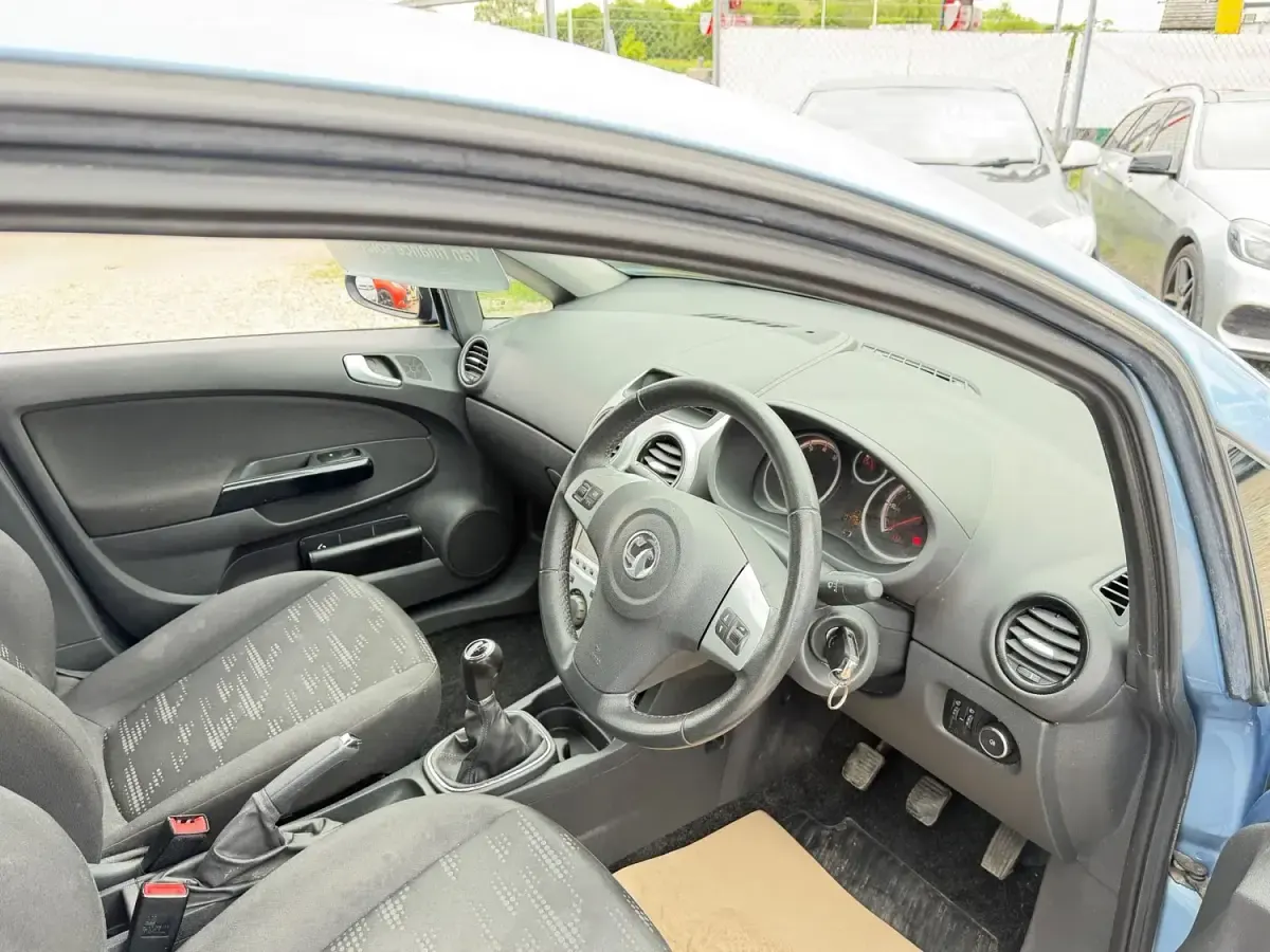 Second-hand Vauxhall Corsa Design Edition 2014 Albastru Hatchback