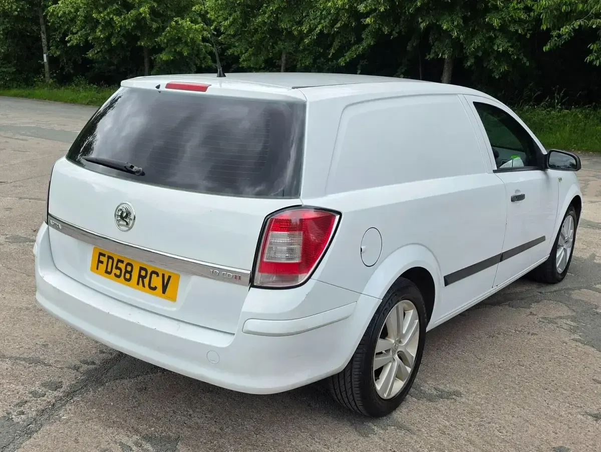 Used Vauxhall Astra Club 120 HP (88 kW) 2009 White Van